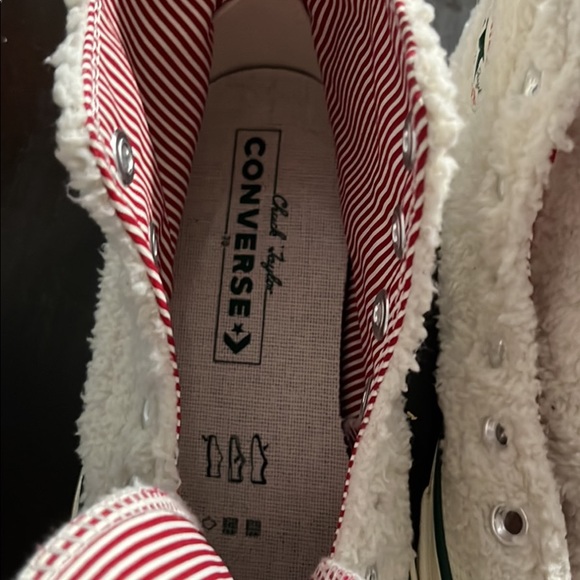 Converses - Picture 2 of 4